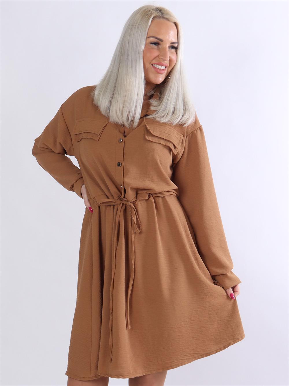 Hanine - Skjorte med guld knapper og snøre i taljen